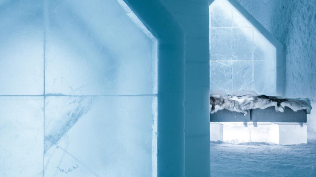 هتل یخی نمادین که در سال 1989 در سوئد افتتاح شد، در لیست بازدیدکنندگان بسیاری از مسافران قرار گرفته‌است. بازدیدکنندگان هر ساله به این دهکده کوچک هجوم می‌آورند تا در یکی از سوئیت‌های متعدد هتل که سالانه از یخ رودخانه تورن ساخته می‌شوند، اقامت کنند.